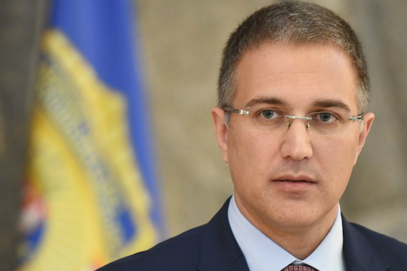 Ministar unutrašnjih poslova Nebojša Stefanović je pre godinu dana prvo saopštio da se 28 državljana Srbije nalazi u Siriji i Iraku, da bi nešto kasnije rekao da je iz Srbije 49 ljudi otišlo da se bori na strani Islamske države